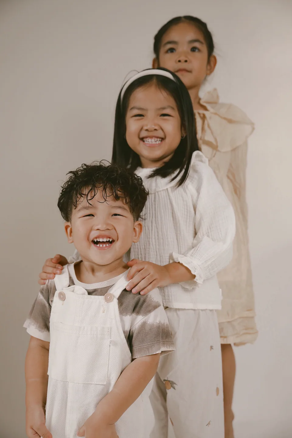 Bộ ảnh gia đình theo phong cách poster ấm tại Aura Studio